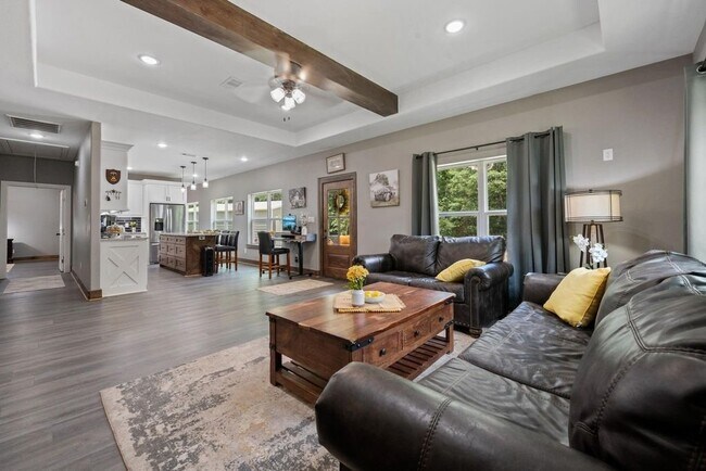 Building Photo - 376 Jill St