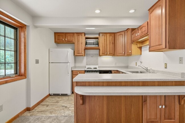 Building Photo - Mountain Life & Views- 4 bed 2 bath