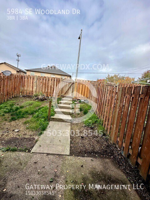 Building Photo - 5984 SE Woodland Dr