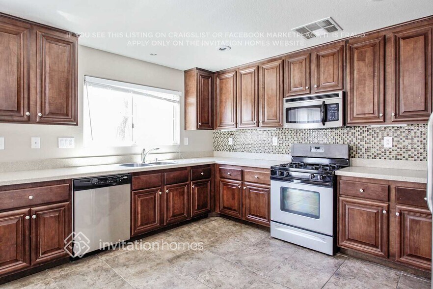 Building Photo - 686 Point Bluff St