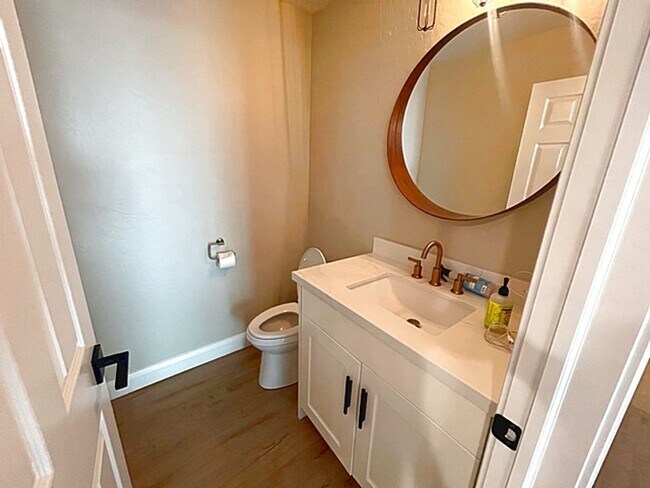 Building Photo - Family Friendly Trailside Home
