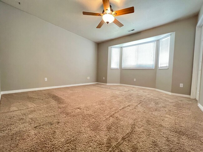 Building Photo - 4 Bedroom/2 Bathroom House In Provo