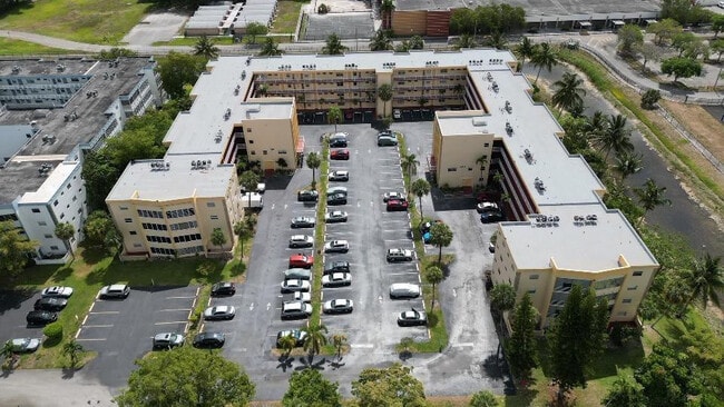 Building Photo - 3990 NW 42nd Ave