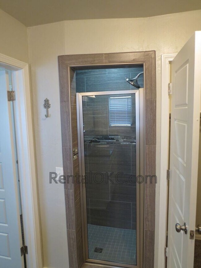 Building Photo - FANTASTIC - Corner Property, Open Plan, Gorgeous Kitchen - 3/2.5