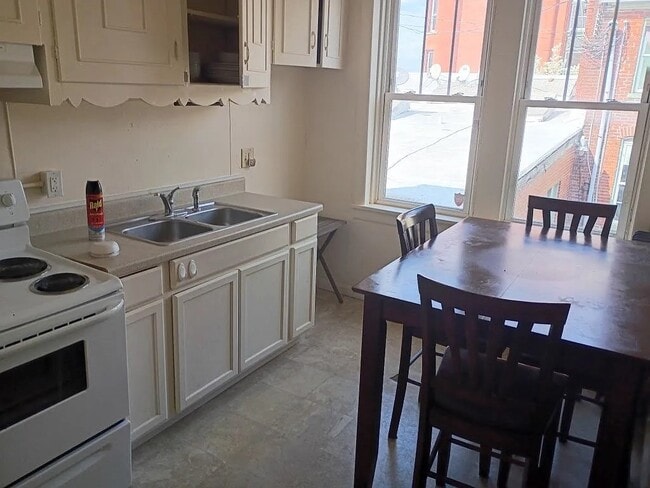 Building Photo - 207 S Maple Ave