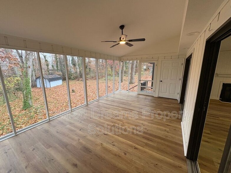 Building Photo - 5265 Country Club Rd