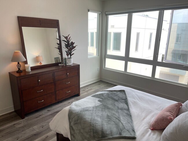 Building Photo - Water views! Less than a block from the ocean! 2 Bed 2.5 Bath Townhome!