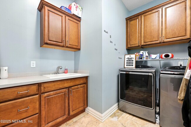 Building Photo - 2061 Crown Dr
