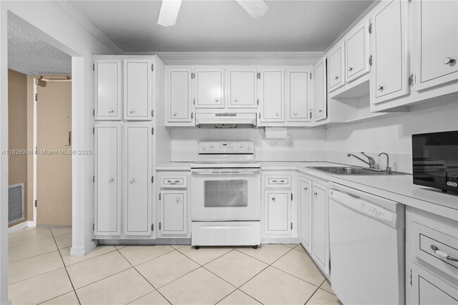 Building Photo - 18081 Biscayne Blvd
