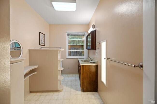 Building Photo - 620 2nd St E