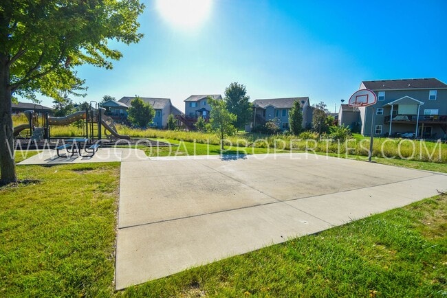 Building Photo - 4 Bedroom Detached Townhome in Waukee with Finished Basement