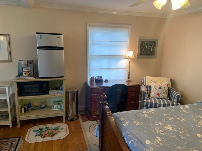 Desk area. - 5804 Searl Ter