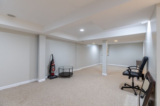Building Photo - 2 bed 2.5 bath