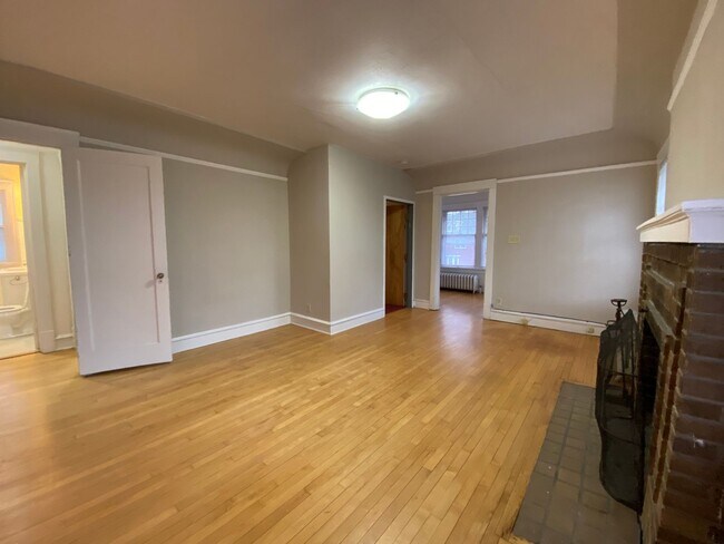 Building Photo - 2533 N Lake Dr