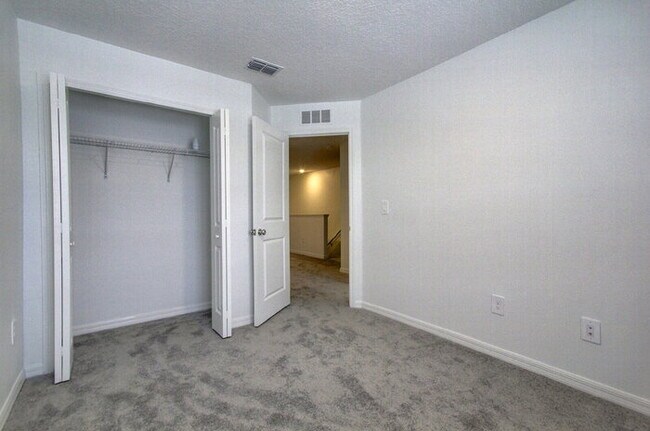 Building Photo - Charming 3-Bedroom Home with 2.5 Baths in ...