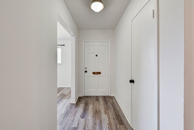 Building Photo - 1703 N Roberson St