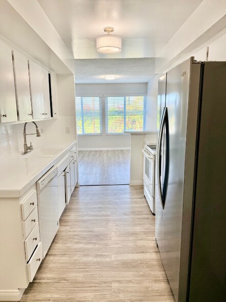 Building Photo - 17440 Burbank Blvd