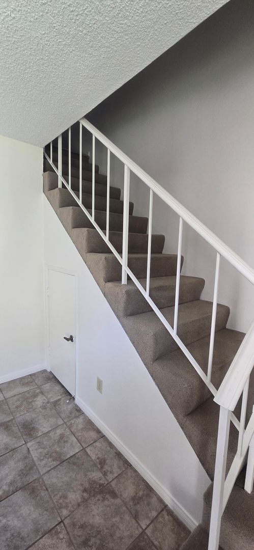 Building Photo - 3 Bedroom, 1.5 Bath Two-Story Townhome wit...