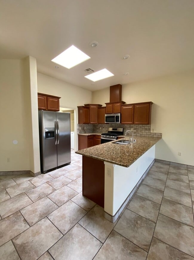 Building Photo - Cute Townhome in Gated Community Pueblos at Alameda Ranch