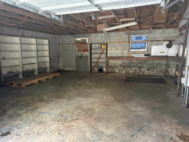 Building Photo - 2209 Gibbs Dr