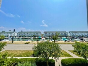 Building Photo - Beautiful Condo on the Water - 3 Bed - 3.5 Bath