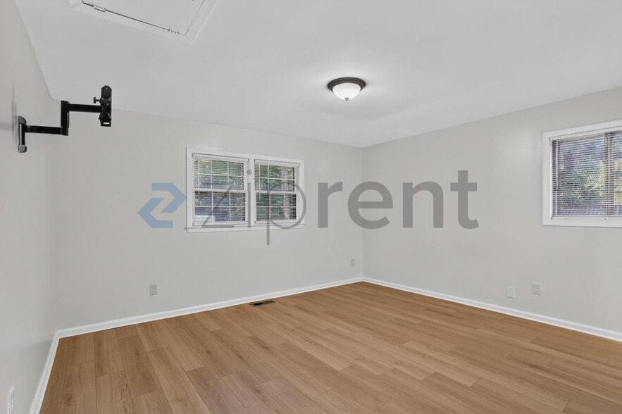 Building Photo - Unit