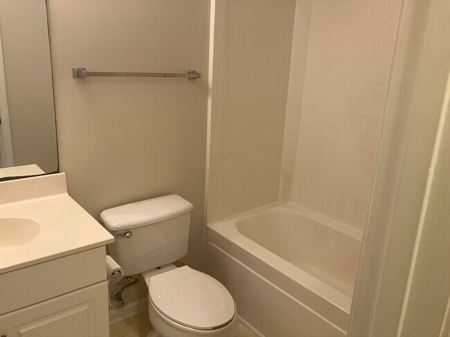 Building Photo - 3BR / 2.5BA @ Westbury Park