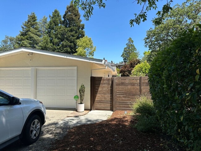Building Photo - Pretty 3x2 Novato home