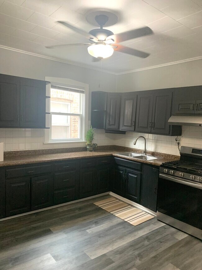 Building Photo - 3013 N Hamlin Ave