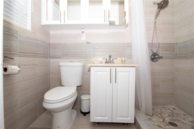 Building Photo - 6865 Bay Dr