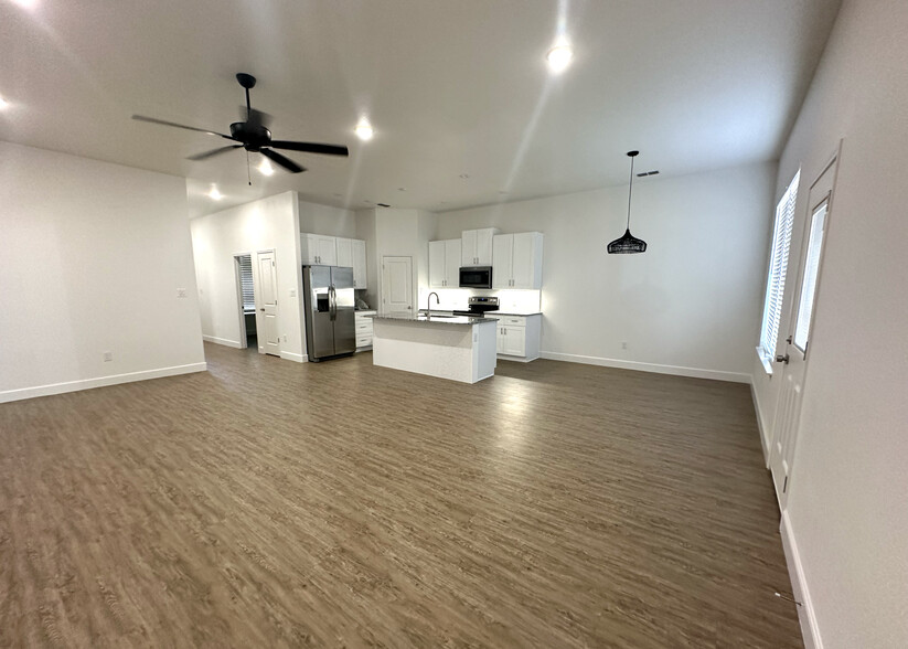 Building Photo - 328 Woodstock Ln