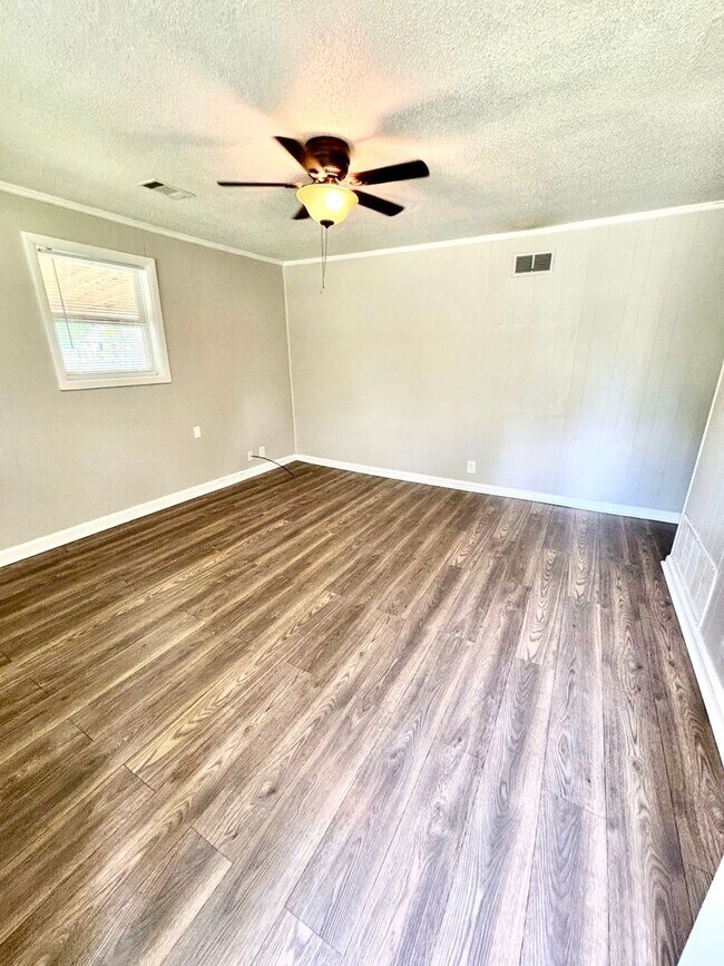 Building Photo - 2215 Sutton Dr