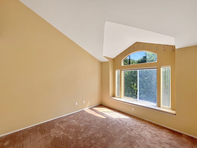Building Photo - Beautiful 5BD/3BA 2-Story House in Tierras...