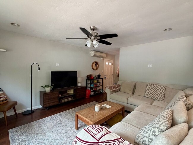 Building Photo - Classic Carlsbad Beach Bungalow