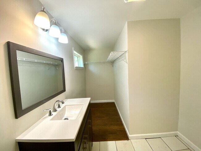 Building Photo - 3 Bedroom Home in Seneca, SC