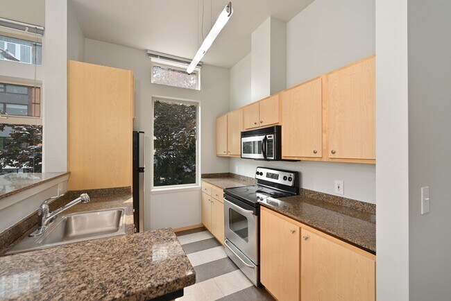 Building Photo - 425 23rd Ave S