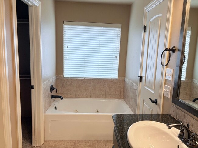 Building Photo - Large four bedroom home in Edmond