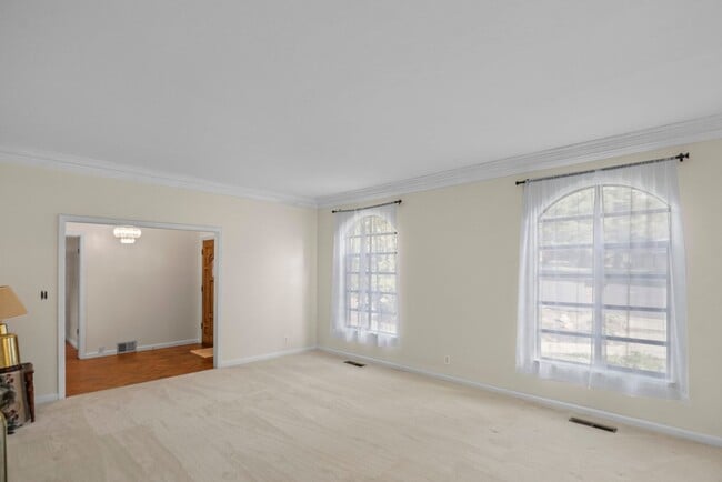 Building Photo - Beautiful big house with great school district. Gustavo Lopez AMSI