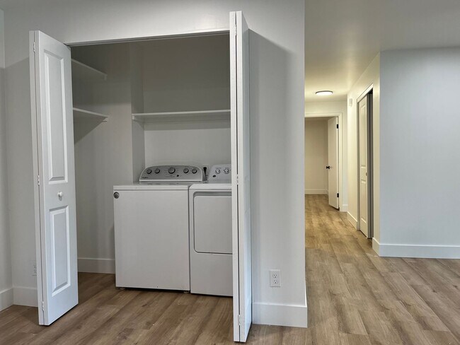 Building Photo - $500 MOVE IN INCENTIVE CONCESSION! Large s...