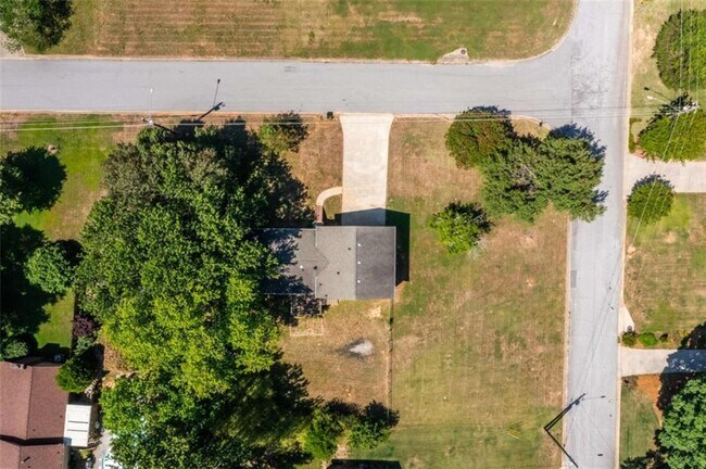 Building Photo - 2250 Ridge Forest Dr