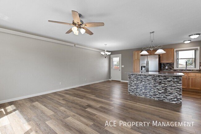 Building Photo - 520 Crazy Horse St