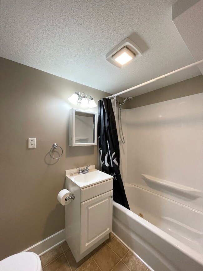 Building Photo - Cute 3 Bed 1 Bath McPherson Home in Good N...