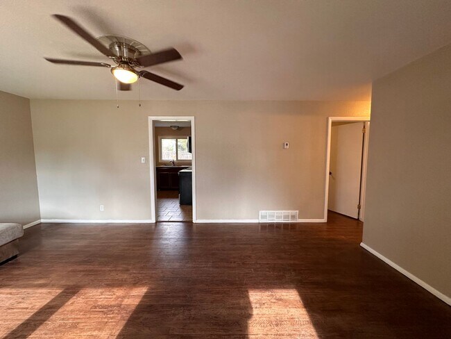 Building Photo - Main Level Living