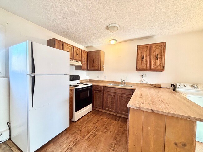 Building Photo - 207 W Rosebud Ave