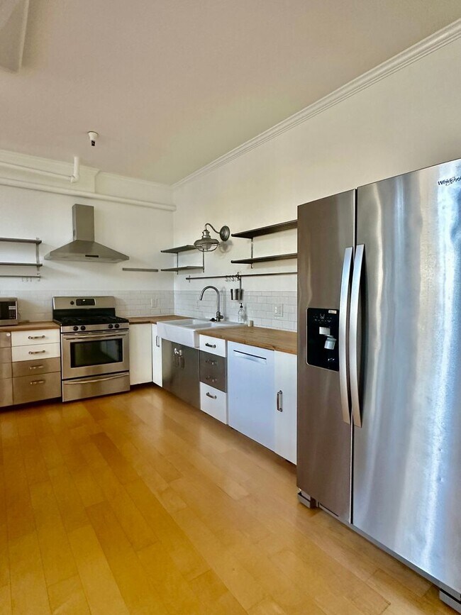 Building Photo - Industrial Chic 3bed/3bath loft style cond...