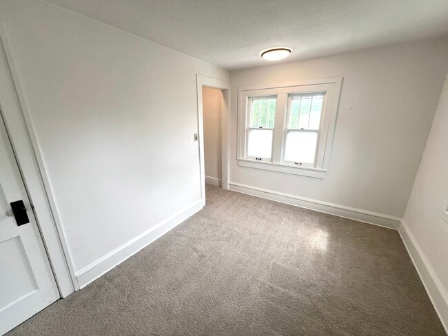 Building Photo - 3 Bedroom, 1 Bathroom Single-Family Home!