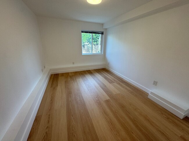 Building Photo - Spacious 5BR/6BA Updated Home with Private...