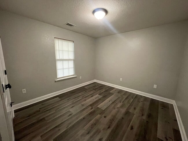 Building Photo - 3BR/2BA Located in Miller Farms Subdivision Across from MAFB!