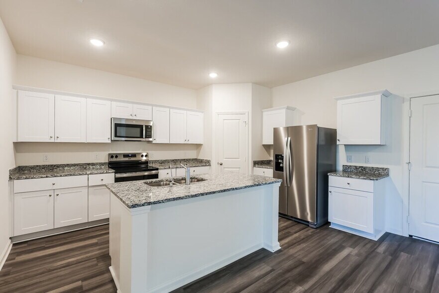 Building Photo - 5815 Texas Palm Dr