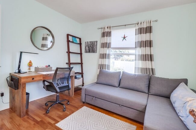 Building Photo - ***VACATION HOME AVAILABLE FROM FEBRUARY 1ST- OCTOBER 31ST*** MONTH TO MONTH